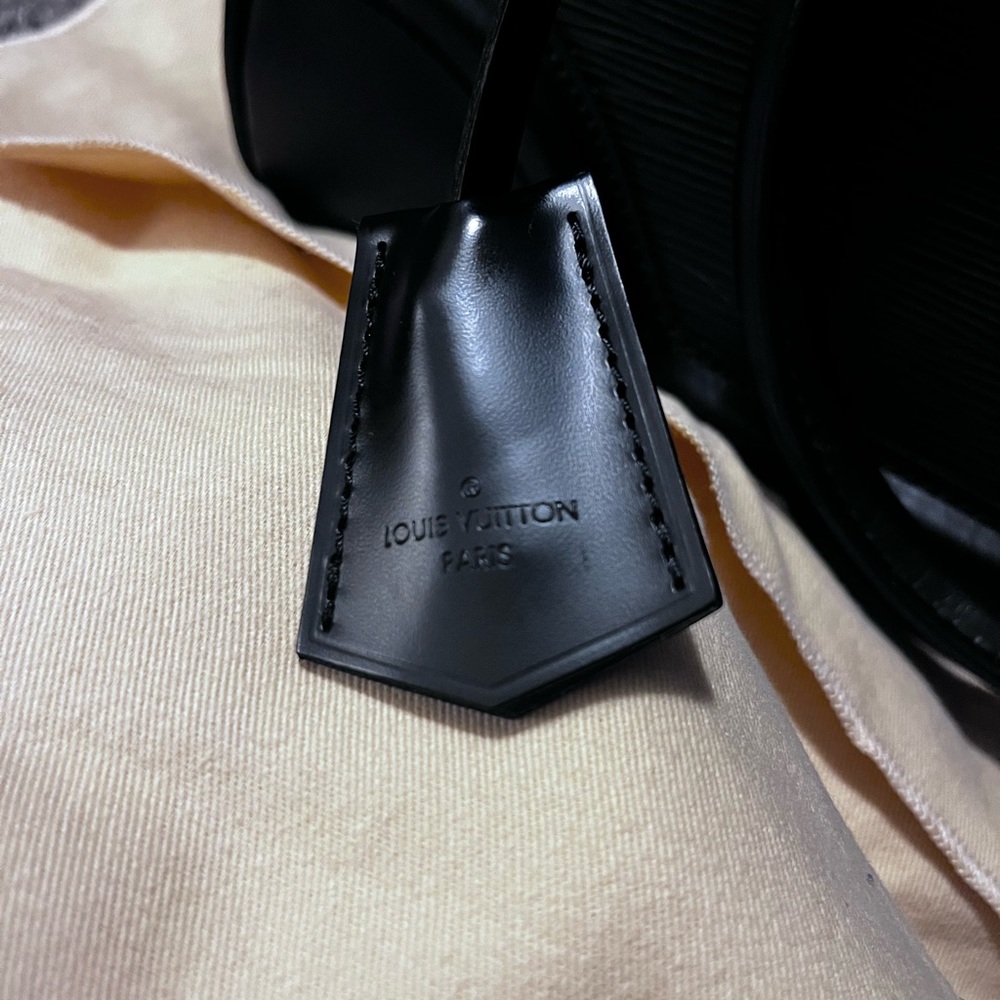 Women’s Louis Vuitton Purse - Picture 9 of 15